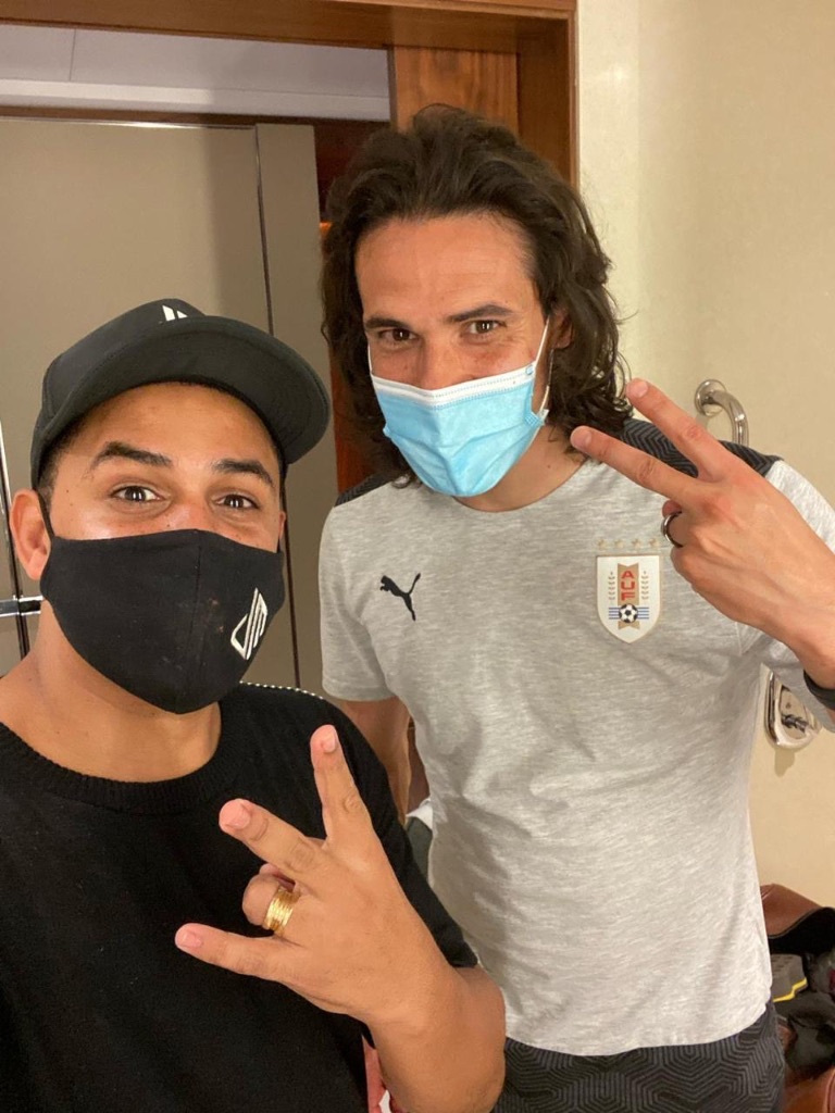 Don Marlus com jogador da Seleção do Uruguai