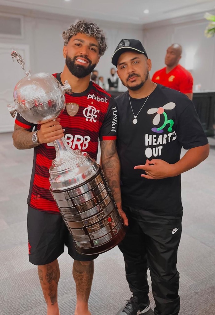 Don Marlus com Gabigol segurando a Taça Libertadores