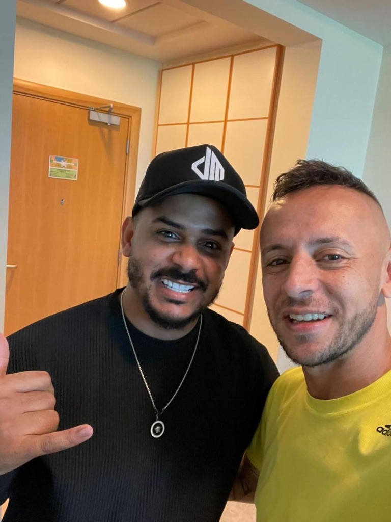 Don Marlus com jogador da Seleção do Chile