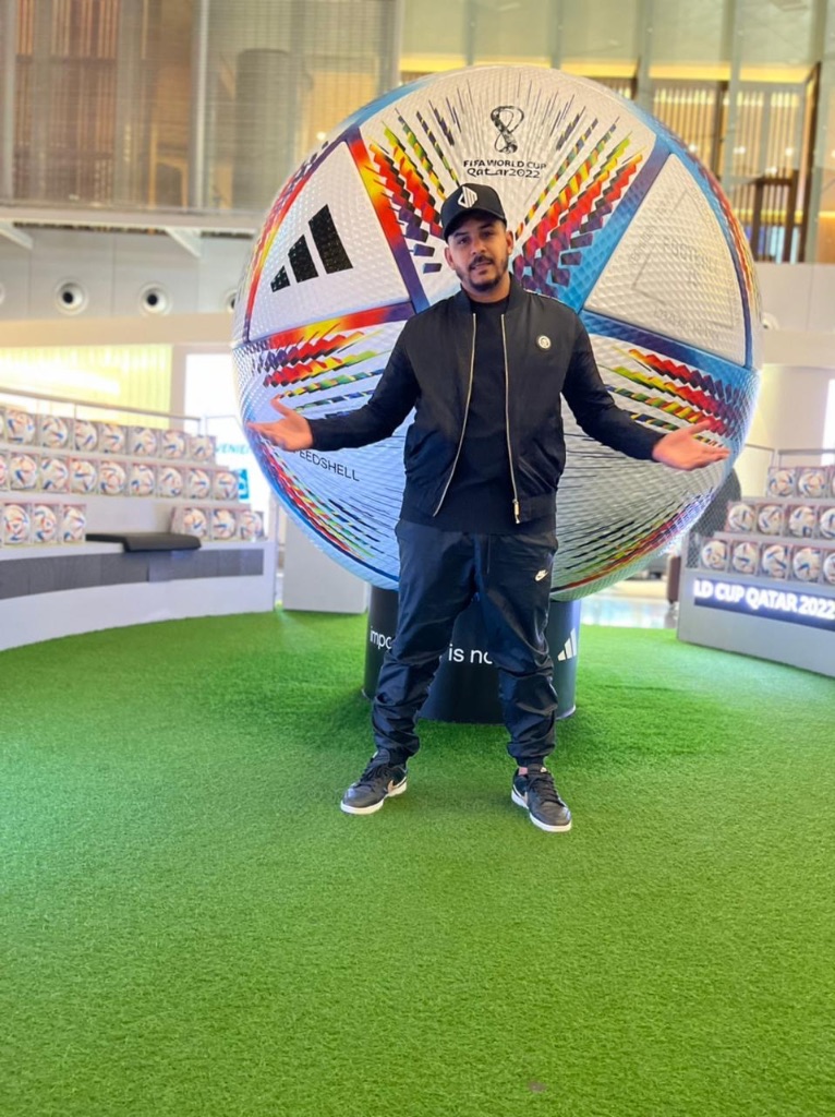 Don Marlus com a bola oficial da Copa do Mundo Qatar 2022