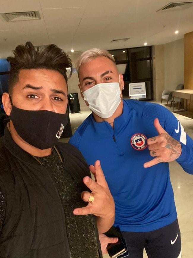 Don Marlus com jogadores da Seleção do Chile