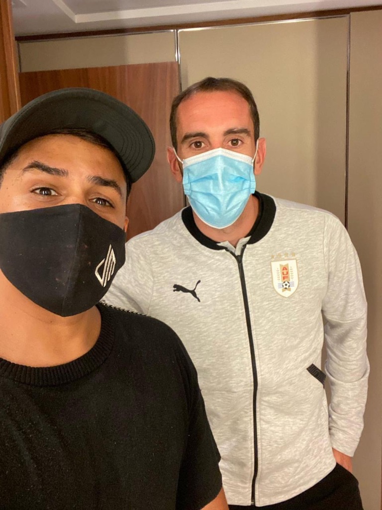 Don Marlus com jogador da Seleção do Uruguai